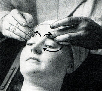 Рис. 328. Глазной массаж 1-й прием: Глазной массаж начинается легким поглаживанием. Начиная от корня носа круглыми движениями, легко и не спеша, производим массаж вокруг глазных орбит