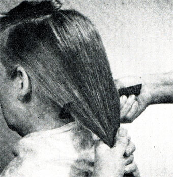 Рис. 199. Правильное положение рук и гребенки при расчесывании длинных волос	
