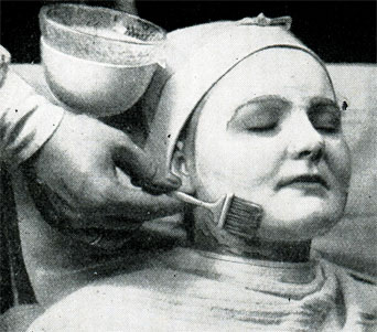 Рис. 347. Накладывание слоя жидкого парафина при помощи кисточки. Оно делается всегда в массажном направлении