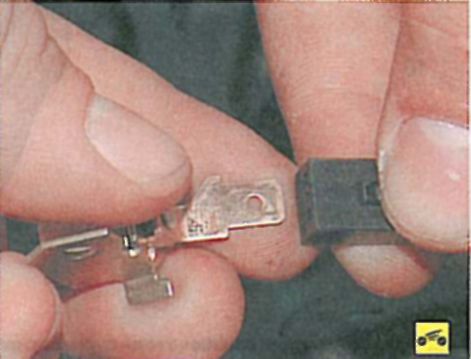 Замена выключателя контрольной лампы включения стояночного тормоза