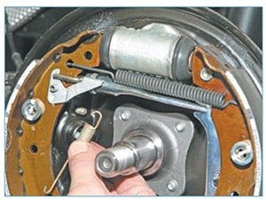 zamena-kolodok-zadnyh-almera-6.jpg