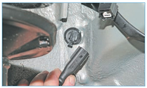snyatie-datchika-per-almera-2.jpg