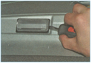 Zamena_lamp_nomernogo_znaka_6.jpg