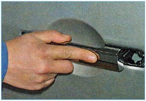 Snjatie-naruzhnoj-ruchki-perednej-dveri-9.jpg