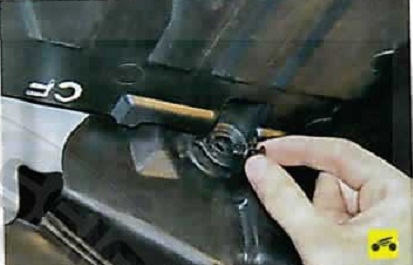 Nissan Almera Classic. СНЯТИЕ И УСТАНОВКА БРЫЗГОВИКОВ ДВИГАТЕЛЯ