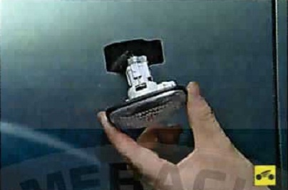 Nissan Almera Classic. ОСВЕЩЕНИЕ, СВЕТОВАЯ И ЗВУКОВАЯ СИГНАЛИЗАЦИЯ. ЗАМЕНА БОКОВОГО ФОНАРЯ УКАЗАТЕЛЯ ПОВОРОТА