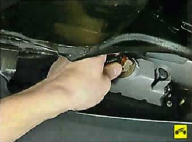 Nissan Almera Classic. ОСВЕЩЕНИЕ, СВЕТОВАЯ И ЗВУКОВАЯ СИГНАЛИЗАЦИЯ. ЗАМЕНА ПРОТИВОТУМАННОГО ФОНАРЯ