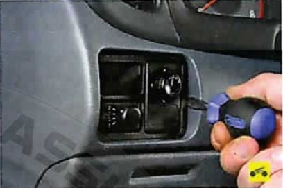 Nissan Almera Classic. ВЫКЛЮЧАТЕЛИ ПАНЕЛИ ПРИБОРОВ. ЗАМЕНА БЛОКОВ УПРАВЛЕНИЯ НАРУЖНЫМИ ЗЕРКАЛАМИ И ЭЛЕКТРОКОРРЕКТОРОМ ФАР
