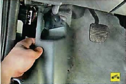 Nissan Almera Classic. КАПОТ. СНЯТИЕ И УСТАНОВКА РЫЧАГА ПРИВОДА ЗАМКА КАПОТА