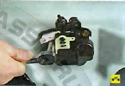 Nissan Almera Classic. КРЫШКА БАГАЖНИКА. ЗАМЕНА ВЕРХНЕЙ ЧАСТИ ЗАМКА КРЫШКИ БАГАЖНИКА