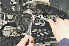 Opel Astra h. Замена наружного наконечника рулевой тяги мехатронной системе установили первый