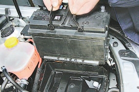 Снятие и установка аккумуляторной батареи Опель Астра Н